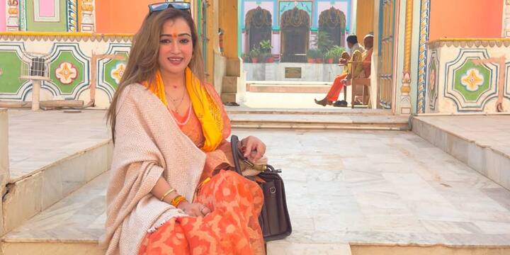 उन्होंने अपने सोशल मीडिया प्रोफाइल में लिखा है कि वह निरंजनी अखाड़ा के आचार्य महामंडलेश्वर स्वामी श्री कैलाशानंदगिरी जी महाराज की शिष्या हैं.