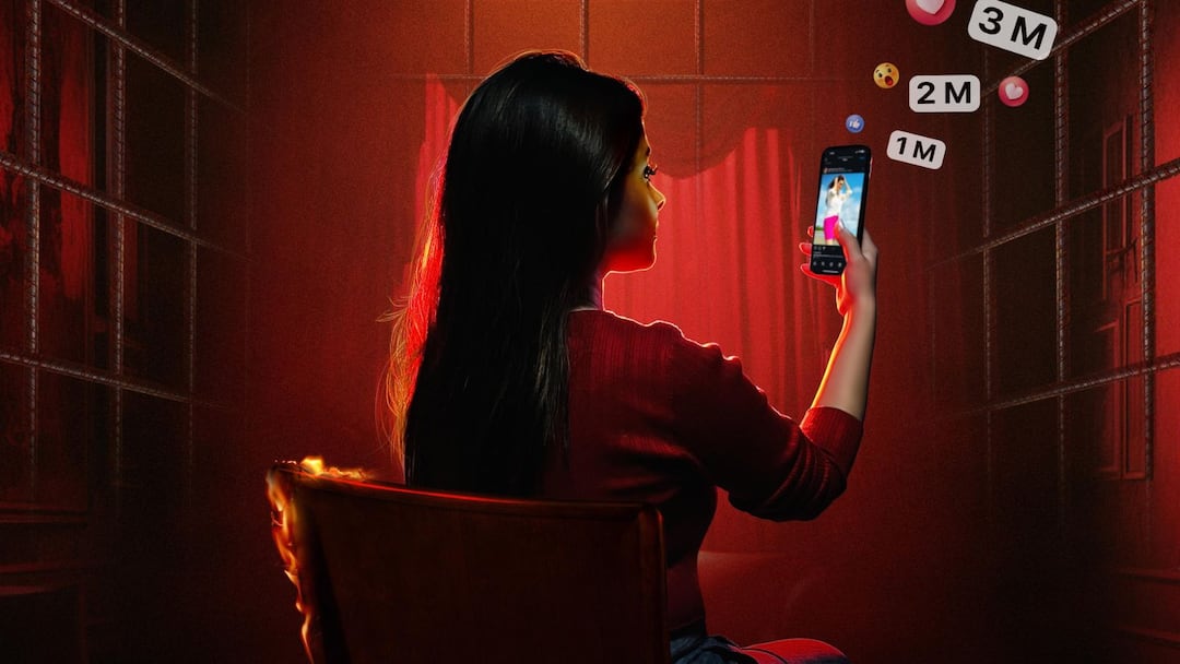 সোশ্যাল মিডিয়ায় ‘ফলোয়ার্স’ বাড়াতে গিয়ে বিপদের মুখে নায়িকা! তারপর? সোশ্যাল মিডিয়ায় ‘ফলোয়ার্স’ বাড়াতে গিয়ে বিপদের মুখে নায়িকা! তারপর?