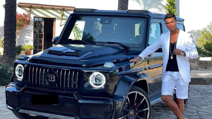 বিলাসবহুল বাড়ি, দামি গাড়ি, 'সিআর৭'-র কী নেই? স্বাভাবিকভাবেই তাই রোনাল্ডোর ব্যক্তিগত জীবনও সবসময় চর্চায় থেকেছে। এবার ফের একবার চর্চায় তিনি।