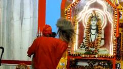 मकर संक्रांति: गोरखनाथ मंदिर में श्रद्धा और आस्था का सैलाब, भक्तों पर हेलीकॉप्टर से पुष्पवर्षा