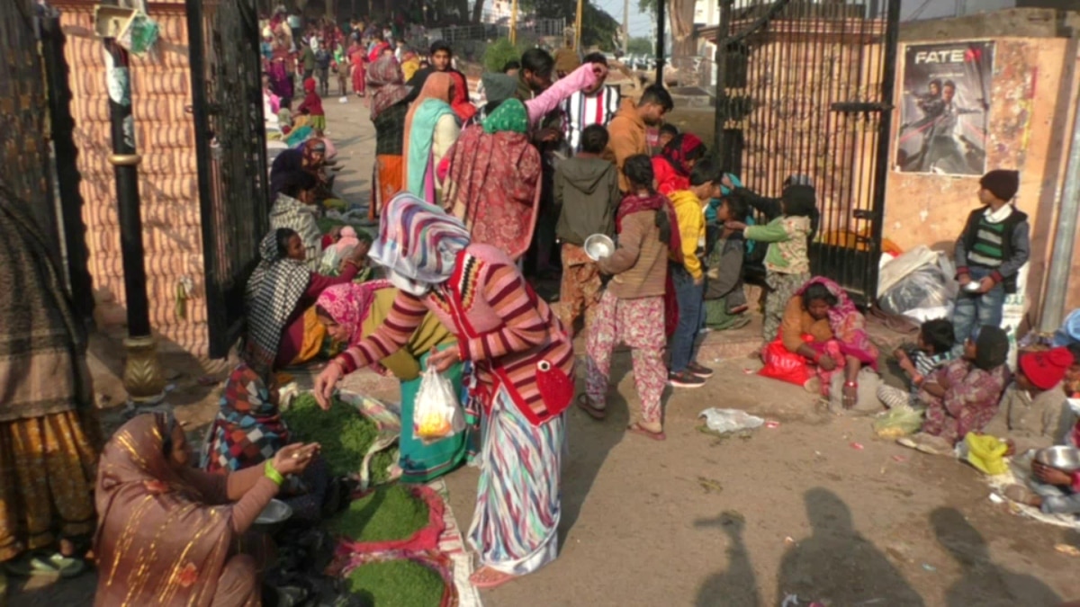 Photos: मकर संक्रांति पर मंदिरों में उमड़ी भक्तों की भीड़, गाय को चारा खिलाकर बंटोरे पुण्य