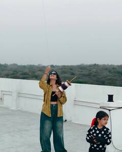 Deepthi Sunaina : సంక్రాంతి స్పెషల్ గాలిపటాలు ఎగరేసిన దీప్తి సునయన.. మేడపై ఆ ఫోజులు చూశారా?