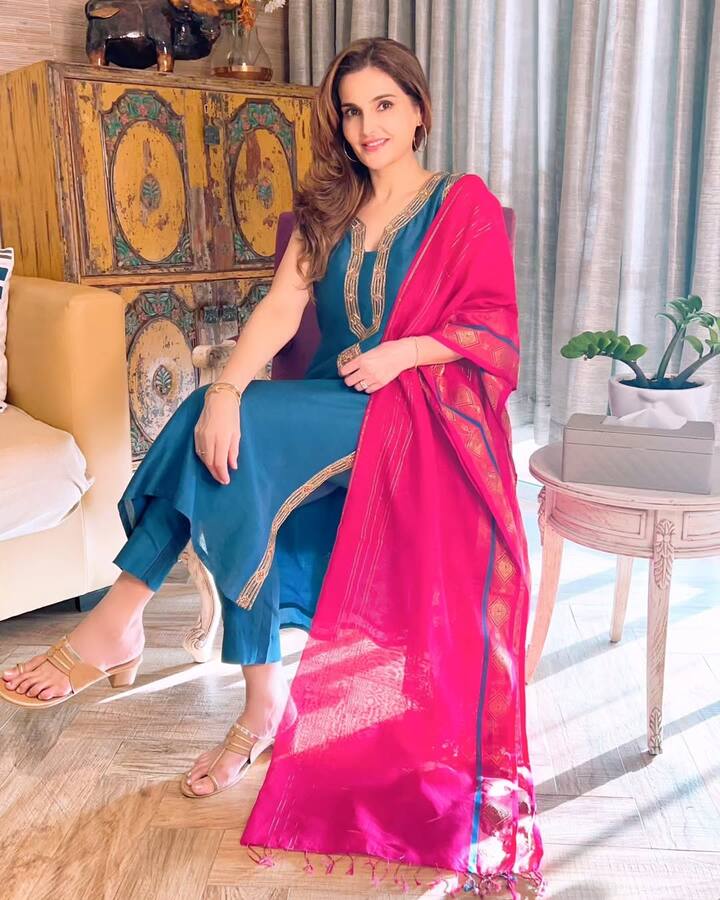 मोनिका बेदी बॉलीवुड की बेहतरीन एक्ट्रेसेस में से एक थीं. अंडरवर्ल्ड डॉन अबु सलेम से रिलेशनशिप की वजह से मोनिका ने अपना करियर खराब कर लिया था. मोनिका सुर्खियों में तब आईं जब उन्हें पुर्तगाल में जाली डॉक्यूमेंट से घुसने की वजह से गिरफ्तार कर लिया था. जेल से छूटने के बाद इंडिया आकर उन्होंने कमबैक की कई कोशिश की मगर ऐसा हो नहीं पाया.