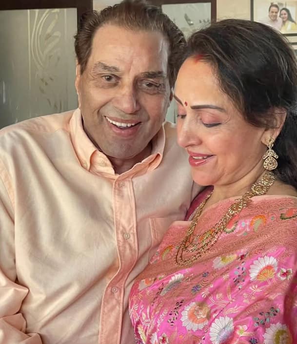 बॉलीवुड की 'ड्रीम गर्ल' हेमा मालिनी और दिग्गज अभिनेता धर्मेंद्र की लव स्टोरी भी प्यार, सम्मान और आपसी समझ का शानदार ब्लेंड है. जब धर्मेंद्र को हेमा से प्यार हुआ, तब वह पहले से शादीशुदा थे और पारिवारिक जिम्मेदारियों के कारण तलाक नहीं ले सकते थे.