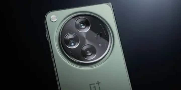 This smartphone has a 64MP telephoto camera (f/2.6 aperture) and a 48MP ultra-wide camera (f/2.2 aperture) along with a 48MP primary camera.