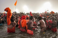 Maha kumbh 2025: महाकुंभ के पहले अमृत स्नान में नागा साधु आकर्षण का केंद्र, फरसा, त्रिशूल, गदा संग किया स्नान, बजाई तुरही