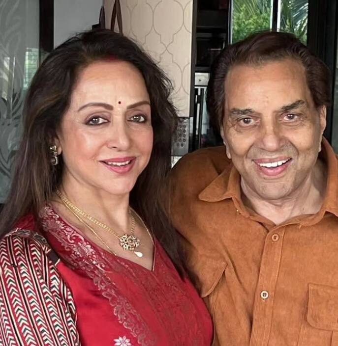 हेमा मालिनी से शादी करने के लिए, धर्मेंद्र ने कथित तौर पर इस्लाम धर्म अपना लिया था और अपना नाम दिलावर खान रख लिया था. यह जोड़ा 1980 में शादी के बंधन में बंधा था और उनकी प्रेम कहानी बॉलीवुड के सबसे चर्चित रोमांसों में से एक बनी हुई है क्योंकि इनकी लव स्टोरी दिखाती है कि प्यार की कोई सीमा नहीं होती.