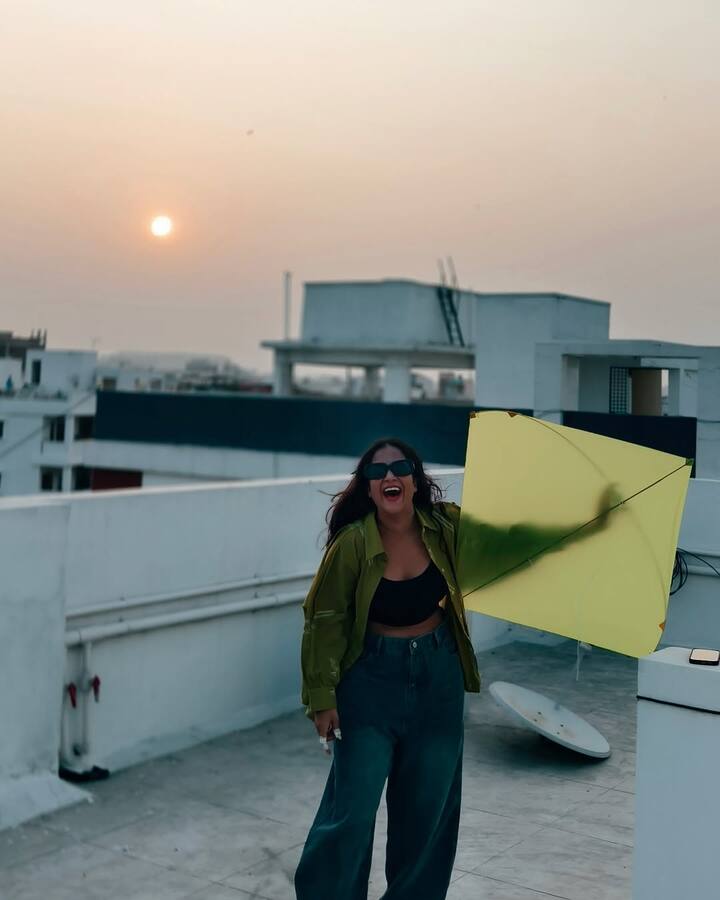 దీప్తి సునయన గాలి పటాలు ఎగరేస్తూ ఫోటోలకు అదిరే ఫోజులిచ్చింది. చేతిలో గాలి పటం పెట్టుకొని, కళ్లకు అద్దాలు పెట్టుకుని సంక్రాంతి వైబ్స్ ఇచ్చింది.(Images Source : Instagram/Deepthi Sunaina)