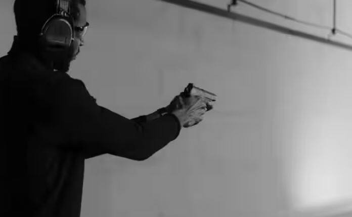 ਆਮ ਲੋਕ ਲਗਭਗ ਹਮੇਸ਼ਾ ਹੈਂਡਗਨ ਅਤੇ ਸ਼ਾਟਗਨ ਦੀ ਵਰਤੋਂ ਕਰਦੇ ਹਨ। ਇਹਨਾਂ ਵਿੱਚੋਂ ਪਿਸਤੌਲ ਤੇ ਰਿਵਾਲਵਰ ਸਭ ਤੋਂ ਵੱਧ ਵਰਤੇ ਜਾਂਦੇ ਹਨ। ਪਿਸਤੌਲ ਇੱਕ ਛੋਟੀ ਦੂਰੀ ਵਾਲੀ ਹੈਂਡਗਨ ਹੁੰਦੀ ਹੈ ਜਿਸਦੀ ਬੈਰਲ 10 ਇੰਚ ਤੋਂ ਛੋਟੀ ਹੁੰਦੀ ਹੈ।