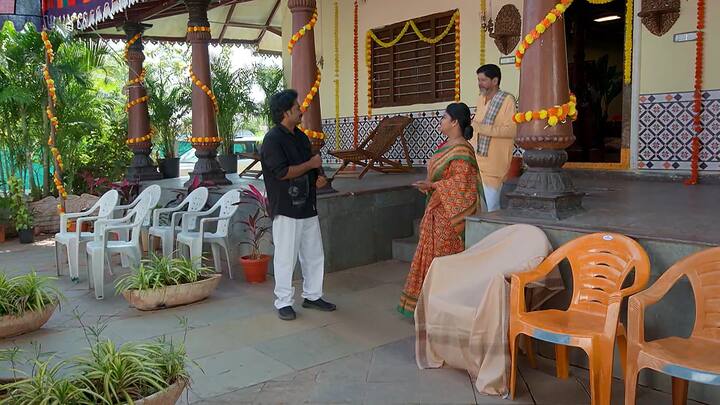 స్వప్న సీమంతానికి ఏర్పాట్లు చేస్తోంది కనకం.. రుద్రాణి కోసం విరిగిపోయిన కుర్చీపై శాలువా వేసి సిద్ధం చేసింది