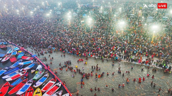 Maha Kumbh Amrit Snan: मकर संक्रांति पर महाकुंभ में श्रद्धालुओं ने संगम में 'अमृत स्नान' किया. इस अवसर पर नागा साधुओं का अद्भुत प्रदर्शन और उनके अनुशासन ने महाकुंभ को और भी खास बना दिया.