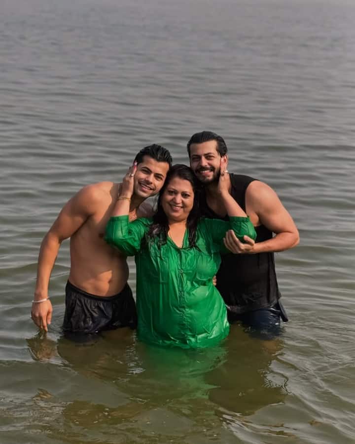 इन तस्वीरों में सिद्धार्थ निगम अपनी मां और भाई के साथ नजर आ रहे हैं. पोस्ट शेयर कर उन्होंने लिखा कि, 'महाकुंभ के दौरान त्रिवेणी संगम में पवित्र स्नान करने का एक्सपीरियंस शब्दों में बयां करना मेरे लिए बहुत मुश्किल है. गंगा, यमुना और सरस्वती के संगम पर खड़े होकर, मुझे शांति और सुकून महसूस हुआ है.’