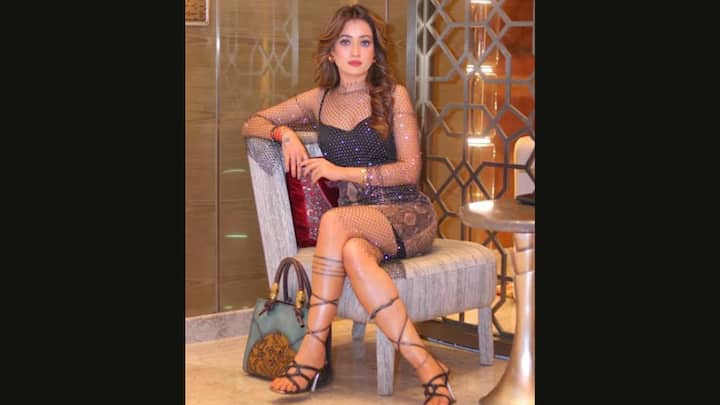 Before embracing the path of a Sadhvi, Harsha Richhariya was an anchor, model, and traveller. The viral social media influencer hosted several destination weddings and anchored concerts for various singers. In an interview, she revealed that she was an actress but chose to leave her career and begin her spiritual journey. (Image Source: Twitter/@_Bruce__007)