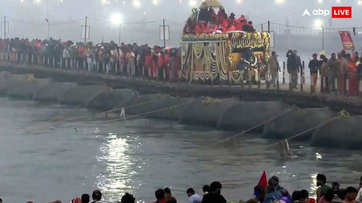 शोभायात्रा में घोड़े पर सवार नागा साधु आकर्षण का केंद्र बने.