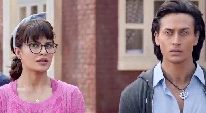 ए फ्लाइंग जट में टाइगर श्रॉफ और जैकलीन फर्नांडीज ने काम किया है. इस फिल्म के एक सीन के लिए दोनों को एक दूसरे के करीब आना था. वहीं डायरेक्टर कट बोलना भूल गया था ये एक दूसरे को किस करने लगे थे.