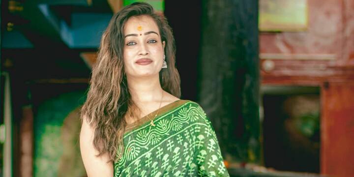 महाकुंभ में हर्षा ने रुद्राक्ष की माला, जटा, मेकअप और अपनी आकर्षक नीली आंखों के जरिए सभी का ध्यान खींचा.