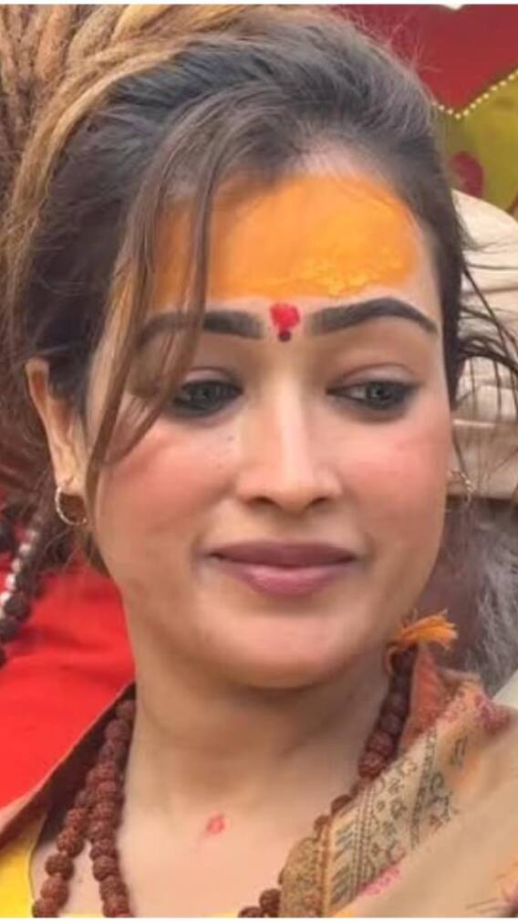महाकुंभ में पहुंचीं खूबसूरत साध्वी हर्षा कौन हैं और कहां की रहने वाली हैं?