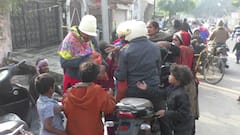 Photos: मकर संक्रांति पर मंदिरों में उमड़ी भक्तों की भीड़, गाय को चारा खिलाकर बंटोरे पुण्य