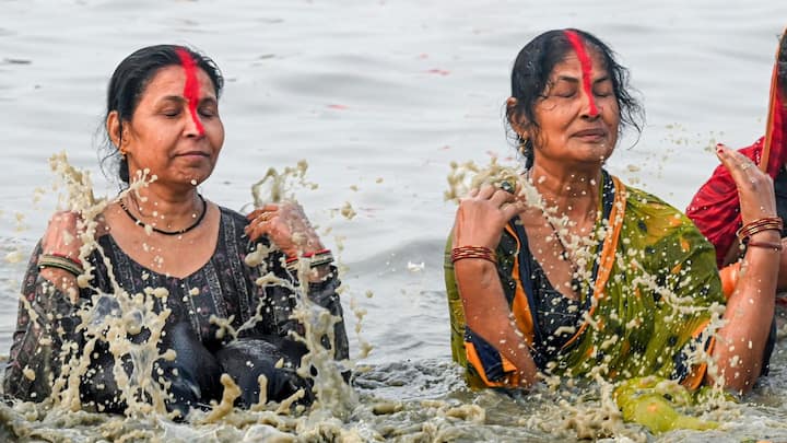 স্নানের পর কপিল মুনির আশ্রমে পুজো দিচ্ছেন পুণ্যার্থীরা। নিরাপত্তার চাদরে মুড়ে ফেলা হয়েছে মেলা চত্বর ও আশপাশের এলাকা। আকাশপথে ও জলপথেও চলছে নজরদারি।