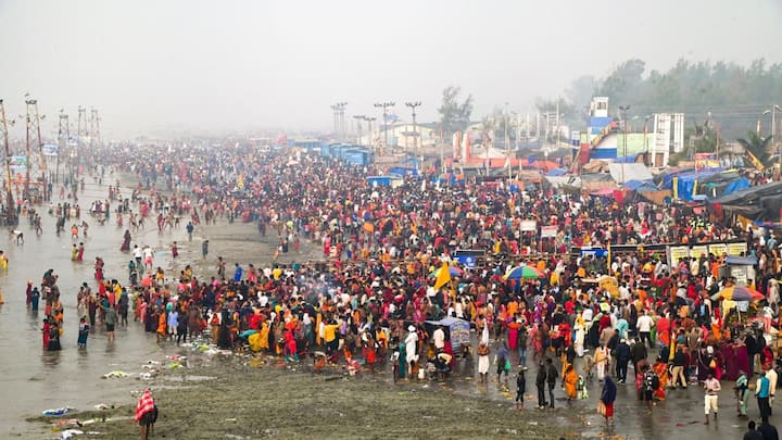 আজ মকর সংক্রান্তি। গঙ্গাসাগরে লক্ষ লক্ষ পুণ্যার্থী সমাগম।ভিড় উপচে পড়ছে সমুদ্র সৈকতে। শীত উপেক্ষা করে সকাল থেকে স্নান করছেন পুণ্যার্থীরা।