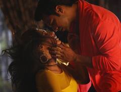 वरुण धवन ही नहीं ये स्टार्स भी इंटीमेट सीन करते वक्त हुए बेकाबू, डायरेक्टर के कट बोलने के बाद भी करते रहे रोमांस