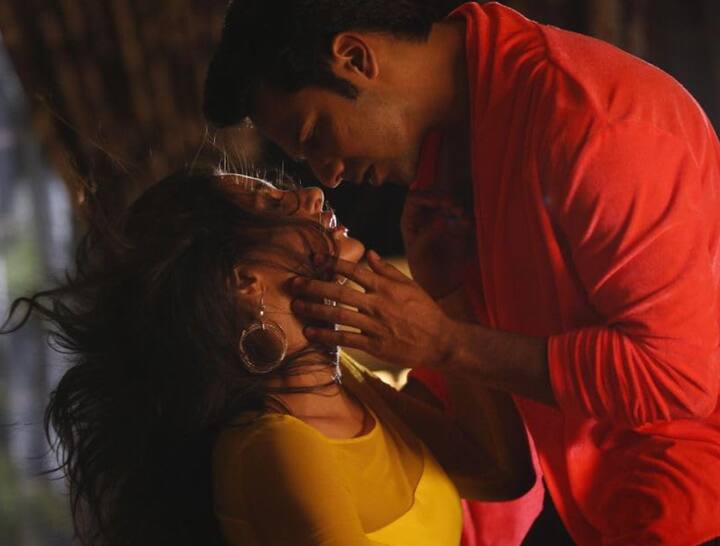 वरुण धवन की साल 2014 में आई फिल्म मैं तेरा हीरो का एक पुराना बीटीएस वीडियो हाल ही में वायरल हुआ है. इस वीडियो में देखा जा सकता है कि वरुण और नरगिस फाखरी एक रोमांटिक सीन की शूटिंग कर रहे हैं. इस दौरान सीन करते वक्त वरुण धवन बहक जाते हैं और डायरेक्टर के कट बोलने के बाद भी वे नरगिस को किस करते दिखते हैं.