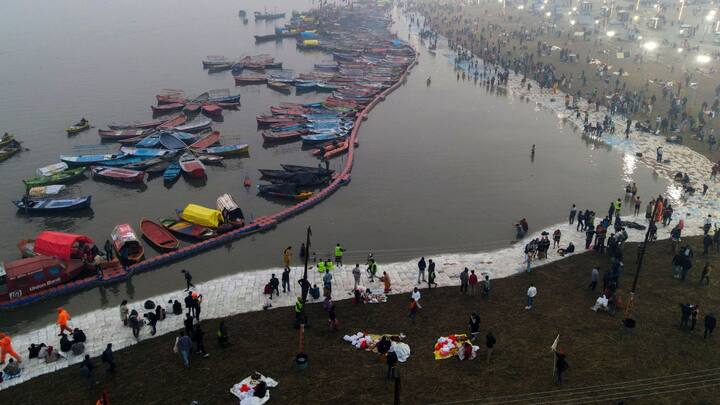 মহাকুম্ভকে ঘিরে প্রয়াগ যখন মায়ানগরীতে পরিণত হয়েছে, তখন আমাদের ঘরের কাছের গঙ্গাসাগর যেন ডুবসাগরে কাঁচা সোনা, আলোর মালায় সেজে উঠেছে কপিল মুনির মন্দির।