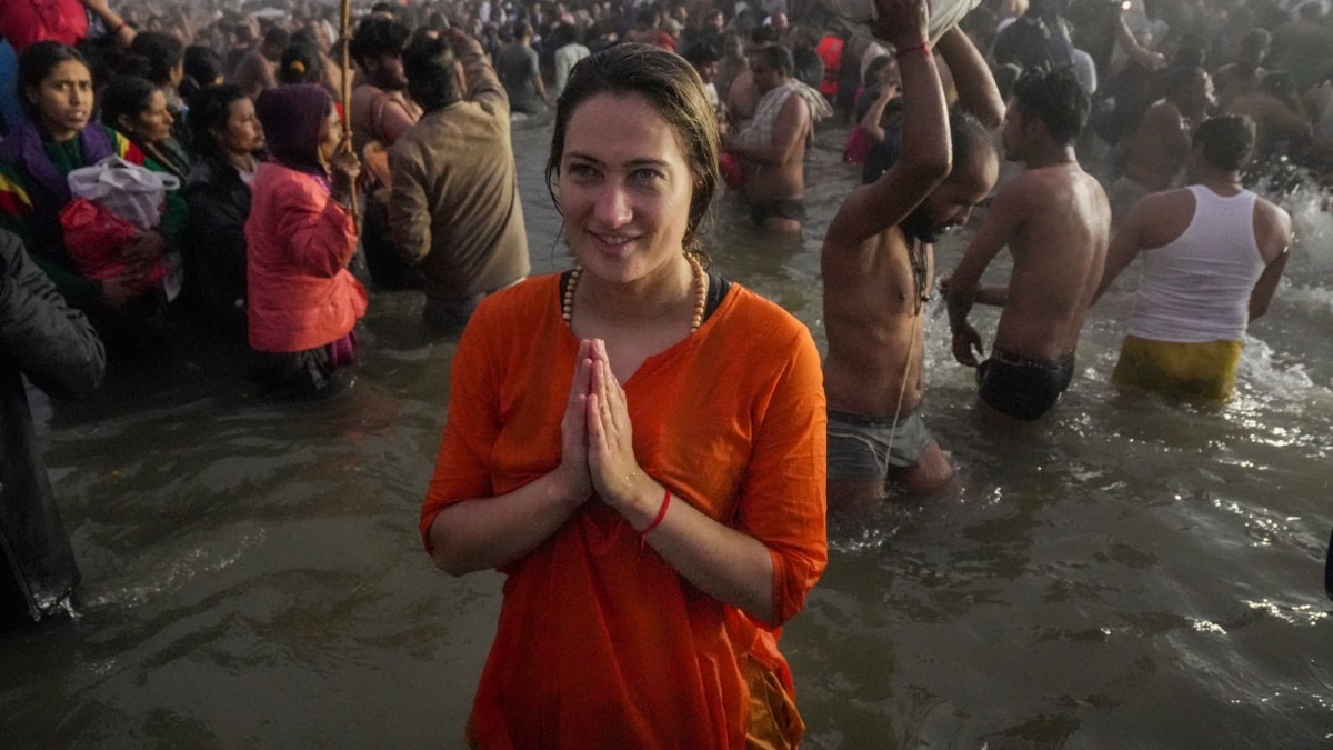 Maha Kumbh 2025: त्रिवेणी संगम पर अमृत स्नान, अधिकारी अलर्ट, उमड़ा जनसैलाब,  सामने आईं भव्य तस्वीरें