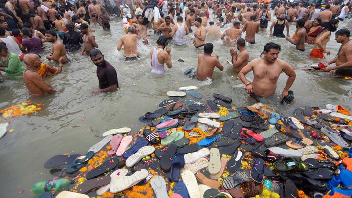 প্রায় আড়াই হাজার সিসি ক্যামেরা বসিয়ে চলছে নজরদারি, তীর্থ পর্যটনে এই ভক্ত-সমুদ্র মন্থন করে বাড়তি উপার্জনের আশায় উজ্জীবিত প্রয়াগের মাঝিরা।