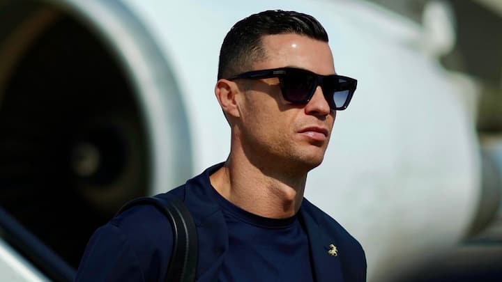 বহুদিন ধরেই নিজস্ব নাম লেখা পার্সোনালাইজ়ড প্রাইভেট জেট রয়েছে রোনাল্ডোর। তবে নিজের পুরনো গল্ফস্ট্রিম জি২০০ জেট বদলে ফেললেন তিনি।