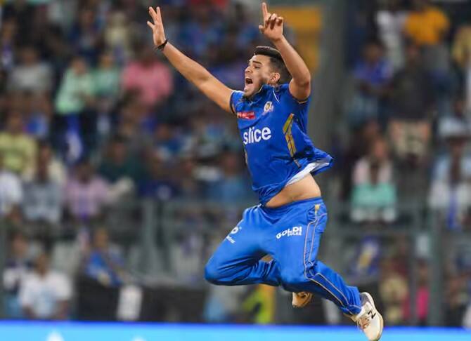 ਭਾਰਤੀ ਟੀਮ ਦੇ ਮਹਾਨ ਖਿਡਾਰੀ ਸਚਿਨ ਤੇਂਦੁਲਕਰ ਦੇ ਪੁੱਤਰ ਅਰਜੁਨ ਤੇਂਦੁਲਕਰ ਨੇ 2022 ਵਿੱਚ ਕੋਚ ਯੋਗਰਾਜ ਸਿੰਘ ਨਾਲ ਟ੍ਰੈਨਿੰਗ ਲਈ ਸੀ।