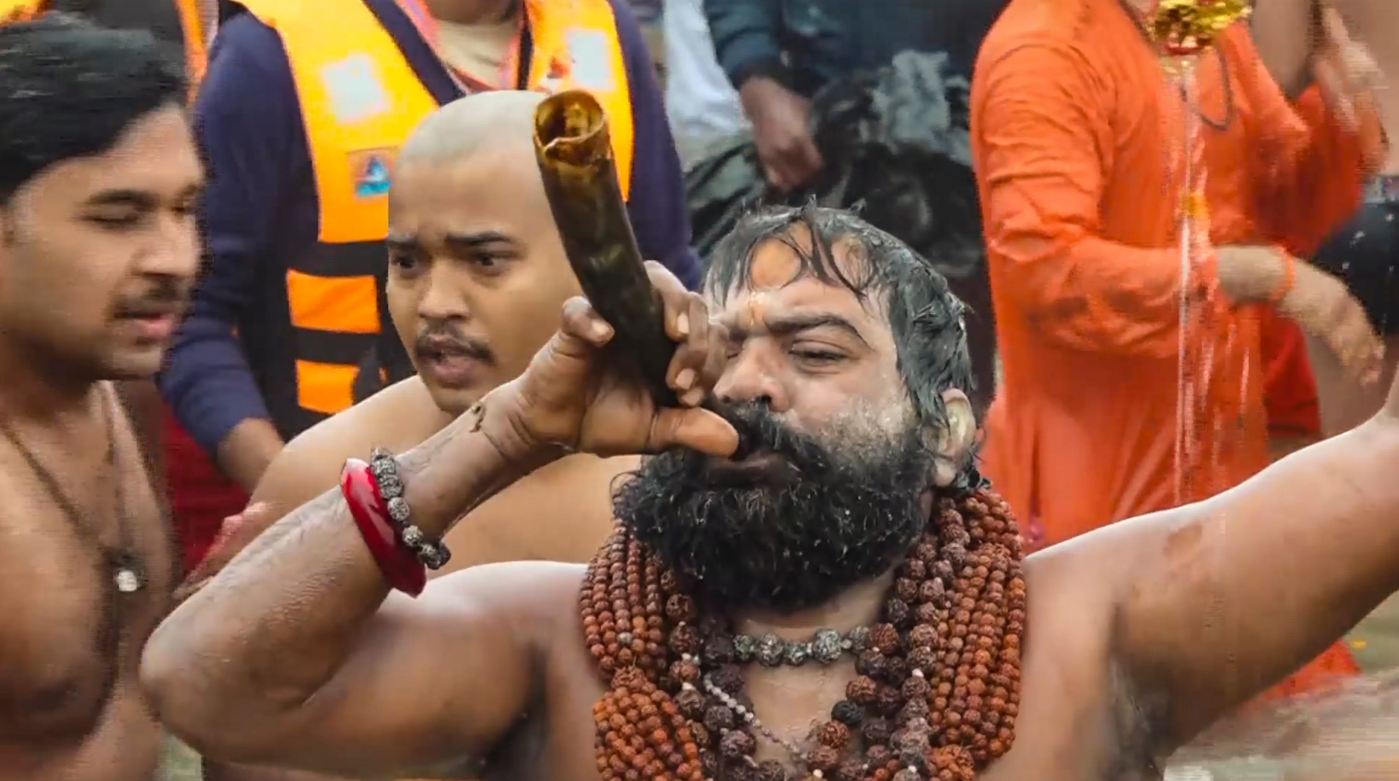 Maha kumbh 2025: महाकुंभ के पहले अमृत स्नान में नागा साधु आकर्षण का केंद्र, फरसा, त्रिशूल, गदा संग किया स्नान, बजाई तुरही