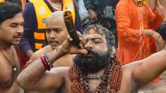 Maha kumbh 2025: महाकुंभ के पहले अमृत स्नान में नागा साधु आकर्षण का केंद्र, फरसा, त्रिशूल, गदा संग किया स्नान, बजाई तुरही