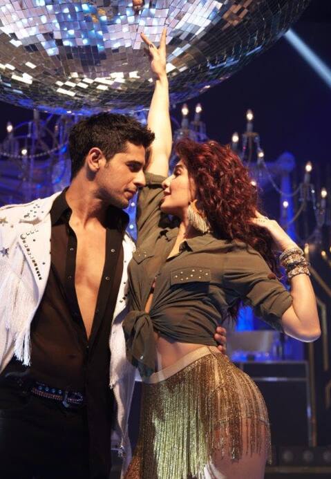 सिद्धार्थ मल्होत्रा और जैकलीन फर्नांडीज ने ए जेंटलमेन में काम किया था. इस फिल्म में एक रोमांटिक सीन के दौरान दोनों बेकाबू हो गए थे.