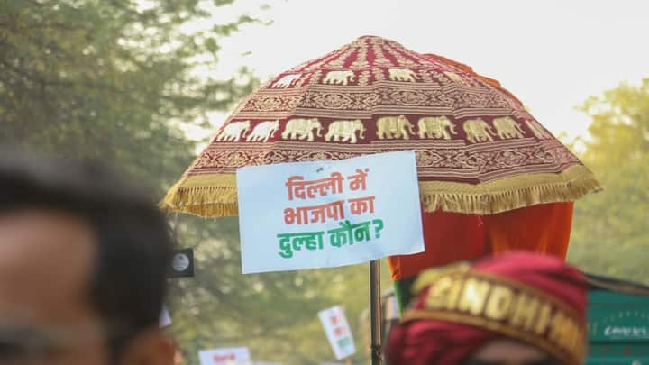 Delhi Election 2025: आम आदमी पार्टी की ओर से मंगलवार को बीजेपी की बिन दूल्हे की बारात निकाली गई. दरअसल आप का कहना है कि बीजेपी दिल्ली चुनाव में अभी तक अपना मुख्यमंत्री चेहरा देने में नाकाम रही है.