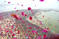 आस्था के महासमागम महाकुंभ के दूसरे दिन 3.50 करोड़ श्रद्धालुओं ने लगाई डुबकी, आसमान से हुई पुष्प वर्षा