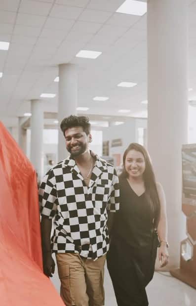 त्याने शेअर केलेल्या व्हिडीओत त्याची पत्नी श्रद्धा किर्वे हीदेखील दिसत आहे. या दोघांनी नव्याकोऱ्या कारची पूजा केली आहे. यावेळी त्याचे कुटुंबीयदेखील उपस्थित असल्याचं दिसतंय.