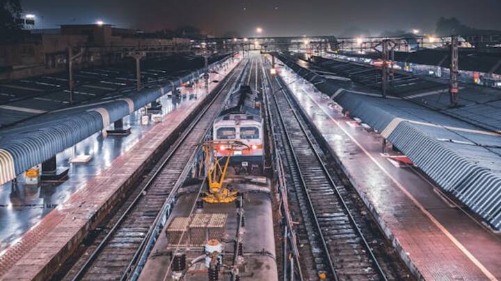 कुंभ के लिए सरकार ने 13 हजार स्पेशल ट्रेनें चलाने का निर्णय लिया है, जिनमें से प्रमुख रूट हम आपको बताने जा रहे हैं. अगर आप झांसी से कुंभ आ रहे हैं तो..झांसी-गोविंदपुरी-प्रयागराज-मानिकपुर-चित्रकूट-झांसी रूट पर रेलवे ने ट्रेनों का संचालन किया है.