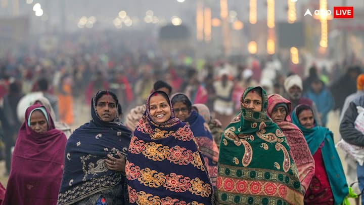 संगम किनारे धार्मिक गीतों और मंत्रों की गूंज ने वातावरण को पवित्र बनाया, इस दौरान लाखों श्रद्धालुओं ने एक सा मंत्र का उच्चारण किया.