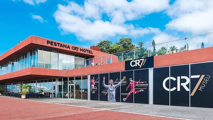 ২০২০ সালে দলগত ক্রীড়ায় অংশগ্রহণ করা প্রথম খেলোয়াড় হিসাবে রোনাল্ডো এক বিলিয়ন মার্কিন ডলার আয়ের গণ্ডি পার করেছিলেন। ব্যক্তিগত হোটেল, জিমসহ না না ব্যবসায় তাঁর বিনিয়োগ রয়েছে।