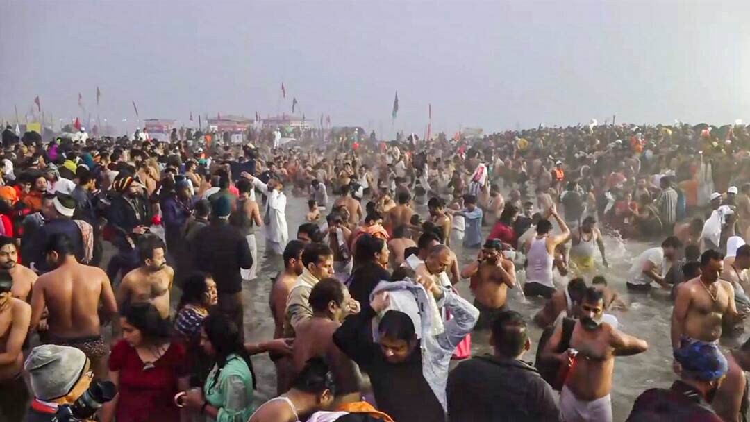 Maha Kumbh 2025 Prayagnagari devotees are coming for Amrit snan even in the bitter cold Maha kumbh 2025: कड़ाके की ठंड में नन्हे बच्चों ने किया कुंभ नगरी में अमृत स्नान, कहा- हमें नहीं लगी बिल्कुल भी सर्दी
