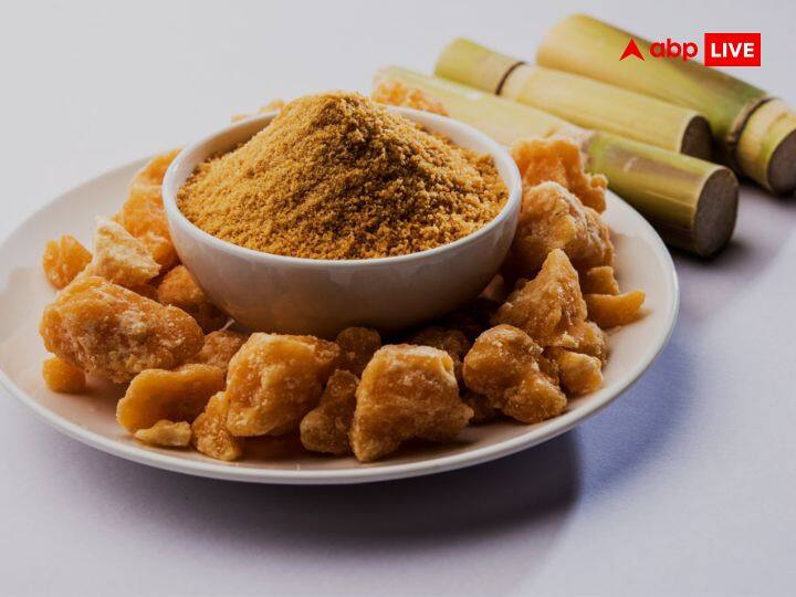 इस दिन सूर्य देव को गुड़ या फिर गुड़ बने मिष्ठान का भोग लगाना भी शुभ माना जाता है. इसलिए मकर संक्रांति पर आज भगवान को गुड़ का भोग जरूर लगाएं. आप अर्ध्य देते समय भी जल में थोड़ा गुड़ मिलाकर अर्घ्य दे सकते हैं.