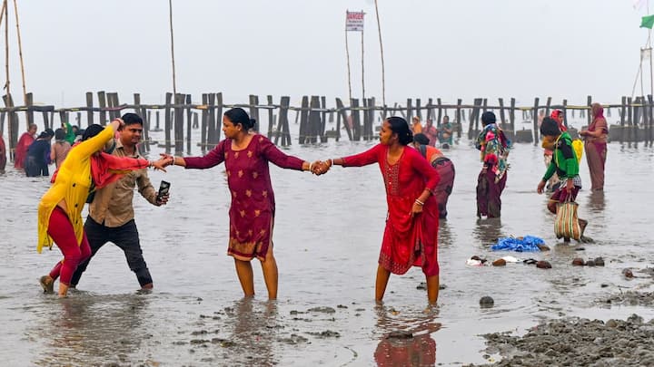 মকর সংক্রান্তিতে সাগরে স্নান সেরেছেন রাজ্যের দুই মন্ত্রী সুজিত বসু ও রথীন ঘোষ। সাগরতটে চলছে গঙ্গা বন্দনা, সূর্য প্রণাম। হর হর মহাদেব, গঙ্গা মাইকি জয়, পুণ্যার্থীদের জয়ধ্বনিতে মুখরিত মেলা প্রাঙ্গণ।