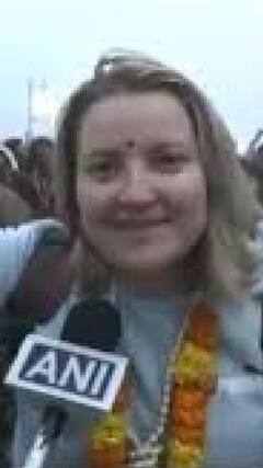 Mahakumbh 2025 : महाकुंभ में शामिल होने आए विदेशी भक्तों ने गाए भजन | ABP SHORTS