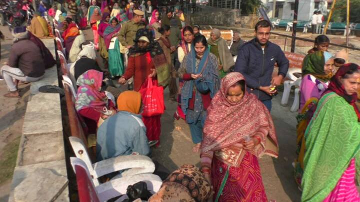 गरीब लोगों के बीच कंबल का वितरण भी हुआ. मंदिरों में खिचड़ी, चाय, नाश्ता परोसे गए. मंदिर प्रांगण में दानदाताओं की भारी भीड़ उमड़ी. प्राचीन बिहारी जी के मंदिर में दर्शनार्थी अन्नदान, वस्त्रदान करते नजर आए.