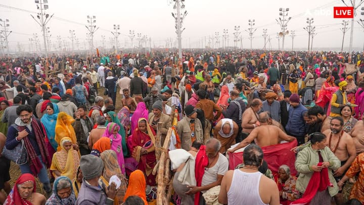 श्रद्धालुओं ने गंगा स्नान के बाद पवित्र जल का संग्रह भी किया. साथ ही ये जल इतना पवित्र है कि लोग इसका आचमन भी कर रहे हैं.