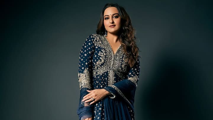 Sonakshi Sinha lights up in a pair of light colours of full-sleeved Anarkali kurta with closely done silver zardozi work and hand embroidery. The identical net dupatta with silver embroidery in minute details looks perfect, pairing the suit with oxidized silver jhumkas with blue acrylic and a solitaire ring added more sophistication to her hand with an ivory potli bag. (Image Source: Instagram/ aslisona)