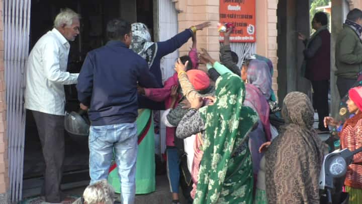 राजस्थान के भरतपुर जिले में मकर संक्रांति पर्व की धूम है. मकर संक्रांति का हिंदू धर्म में विशेष महत्व है. दिन भरप मंदिरों में भक्तों का तांता लगा रहा.