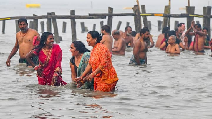 এবারও গঙ্গাসাগর মেলায় এসেছেন প্রচুর বিদেশি। ইসকনের মাধ্যমে এসেছেন ২১টি দেশের ৮০ জন ভক্ত।