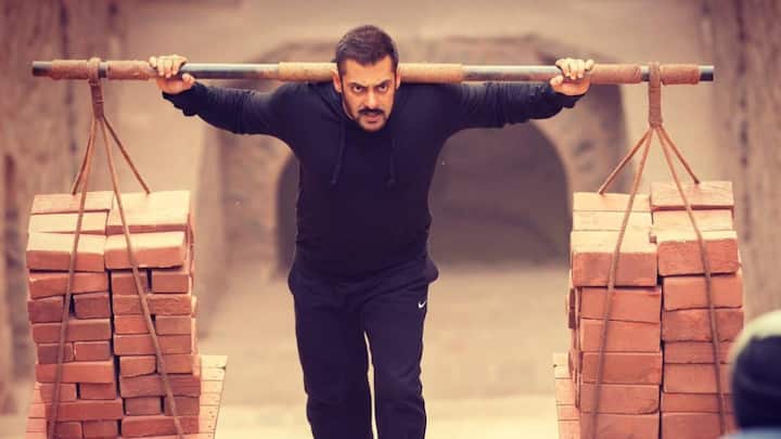 रेसलिंग को बैकग्राउंड में रखकर बनाई गई इस फिल्म को अली अब्बास जफर ने डायरेक्ट किया था. सलमान खान ने इस फिल्म में रेसलर सुल्तान की भूमिका निभाई थी और ये फिल्म बंपर हिट साबित हुई थी.